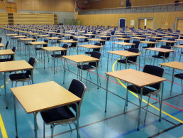 en eksamensrom med mange tomme stoler