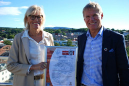 Vibeke Riis og Ole-Petter Thunes som holder en diplom