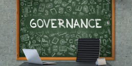 ordet governance skrevet på en tavle