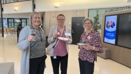 tre kvinner som spiser mat på et kontor